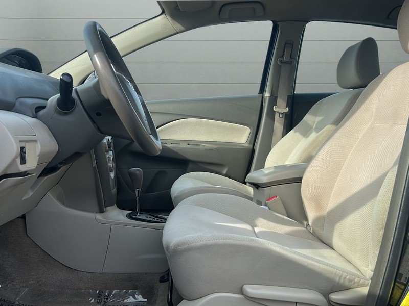 Toyota Yaris Vehicle Full-screen Gallery Image 9