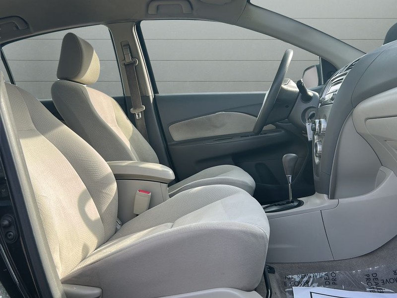 Toyota Yaris Vehicle Full-screen Gallery Image 12