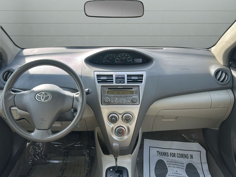 Toyota Yaris Vehicle Full-screen Gallery Image 13