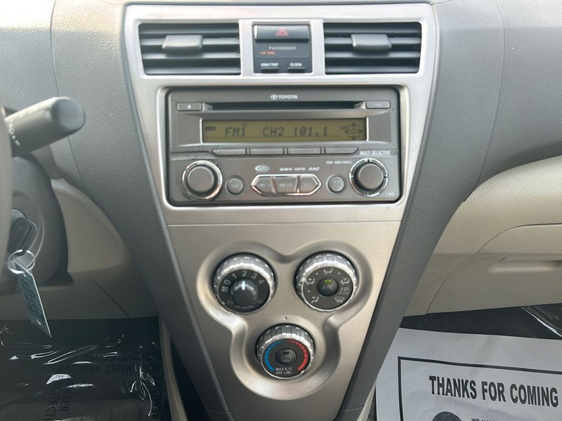 Toyota Yaris Vehicle Full-screen Gallery Image 14