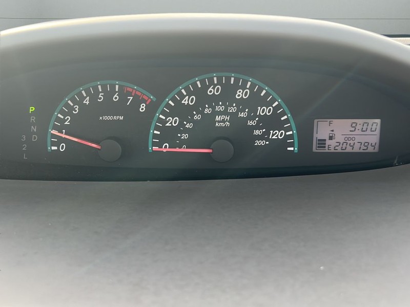 Toyota Yaris Vehicle Full-screen Gallery Image 15