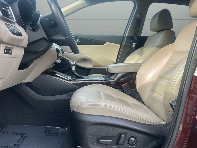 Kia Sorento Vehicle Full-screen Gallery Image 10