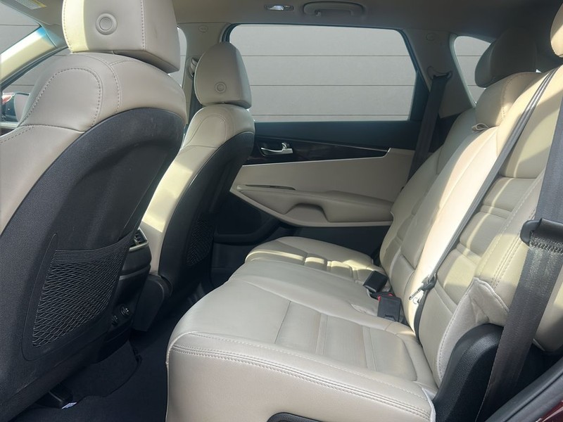 Kia Sorento Vehicle Full-screen Gallery Image 11