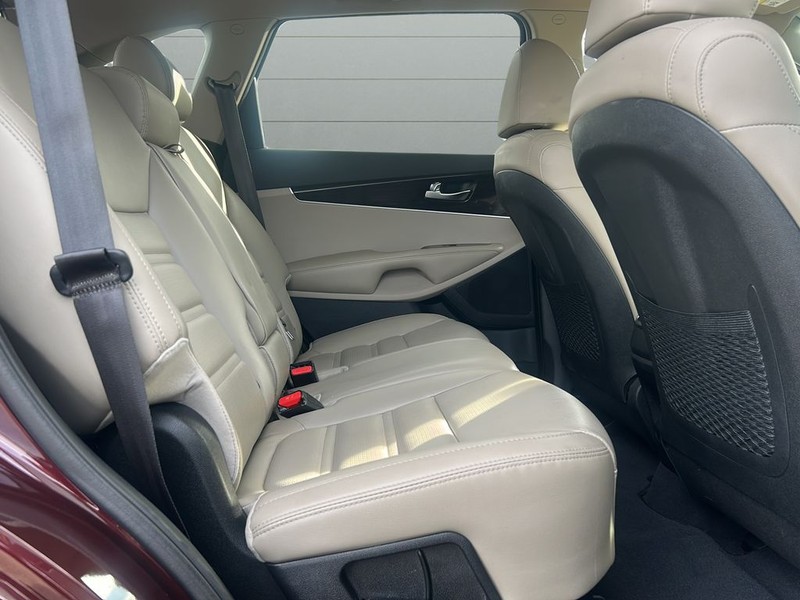 Kia Sorento Vehicle Full-screen Gallery Image 13