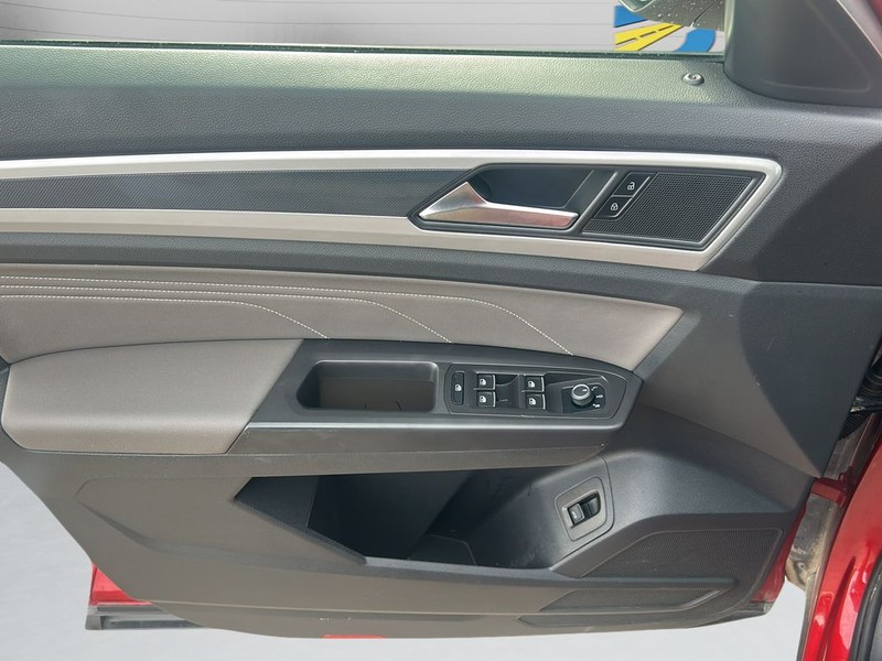 Volkswagen Atlas Cross Sport Vehicle Full-screen Gallery Image 9