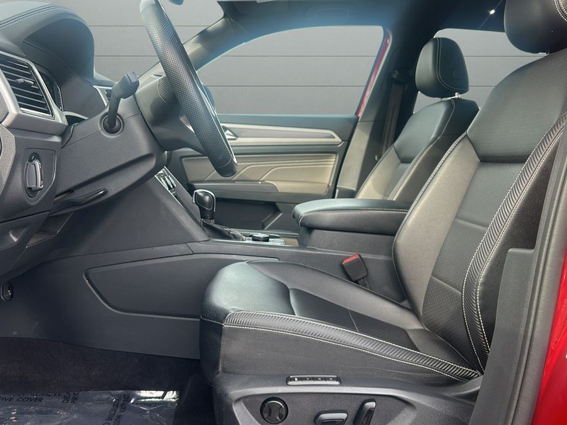 Volkswagen Atlas Cross Sport Vehicle Full-screen Gallery Image 10