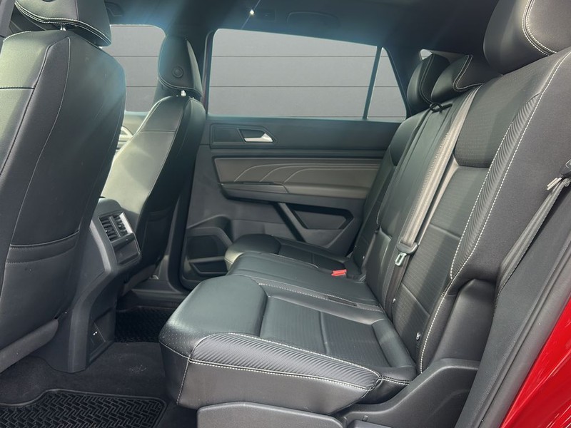 Volkswagen Atlas Cross Sport Vehicle Full-screen Gallery Image 11