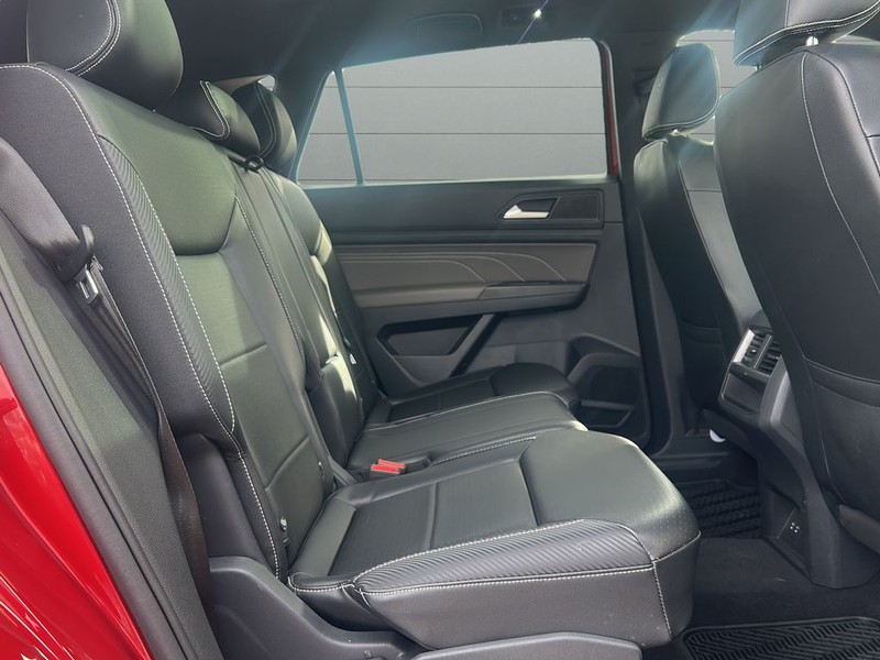 Volkswagen Atlas Cross Sport Vehicle Full-screen Gallery Image 12