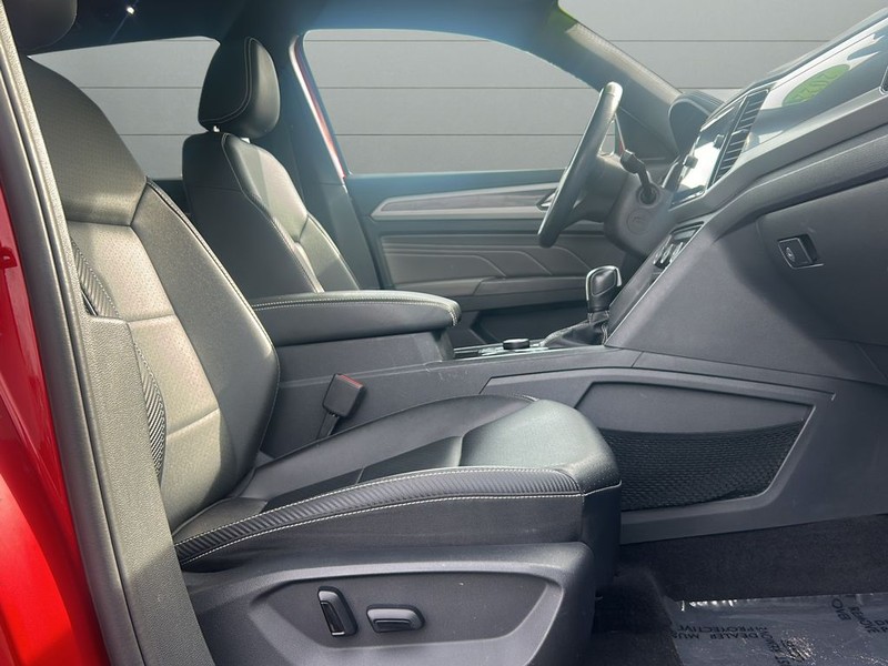 Volkswagen Atlas Cross Sport Vehicle Full-screen Gallery Image 13
