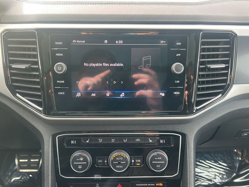 Volkswagen Atlas Cross Sport Vehicle Full-screen Gallery Image 18