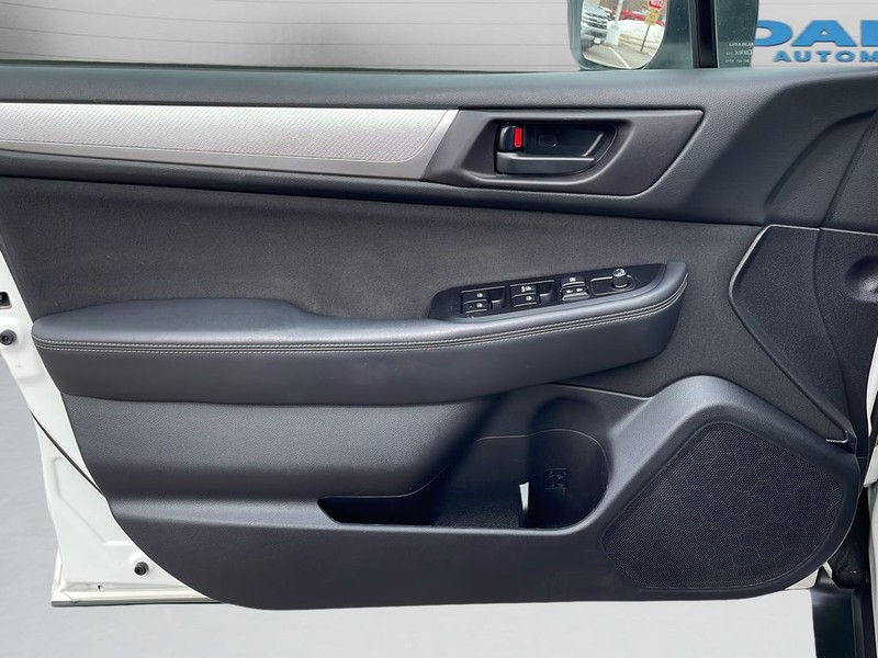 Subaru Outback Vehicle Full-screen Gallery Image 11