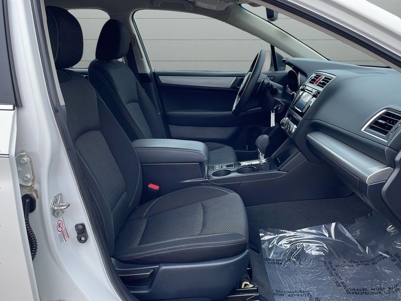 Subaru Outback Vehicle Full-screen Gallery Image 15
