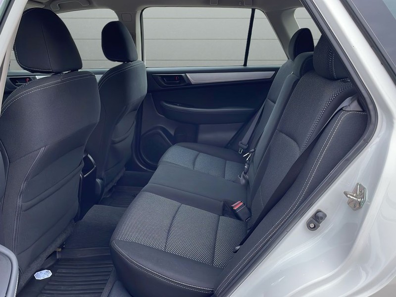 Subaru Outback Vehicle Full-screen Gallery Image 16