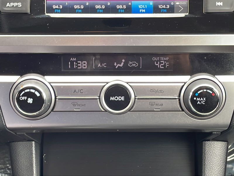 Subaru Outback Vehicle Full-screen Gallery Image 23