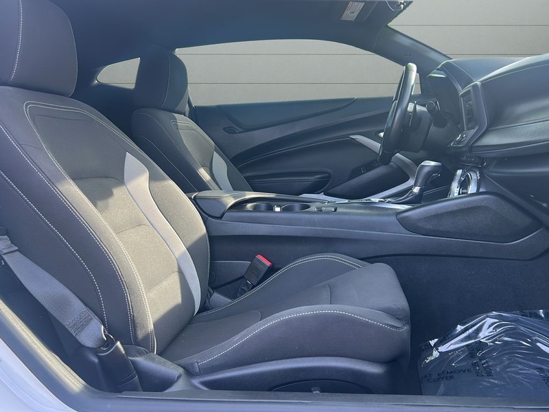 Chevrolet Camaro Vehicle Full-screen Gallery Image 11