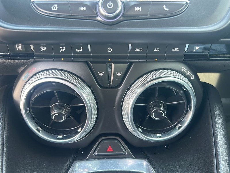 Chevrolet Camaro Vehicle Full-screen Gallery Image 16