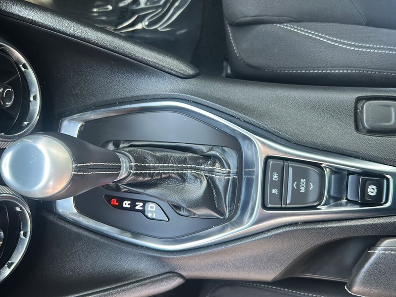 Chevrolet Camaro Vehicle Full-screen Gallery Image 17