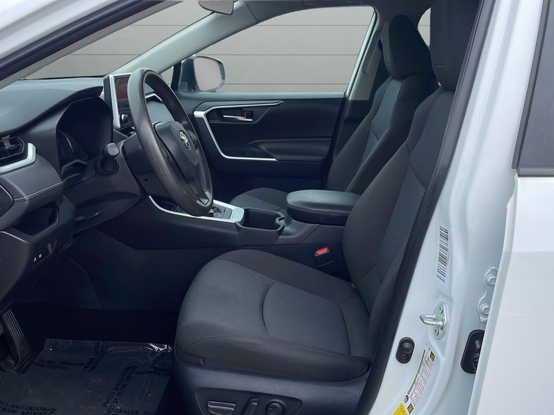 Toyota RAV4 Vehicle Full-screen Gallery Image 10