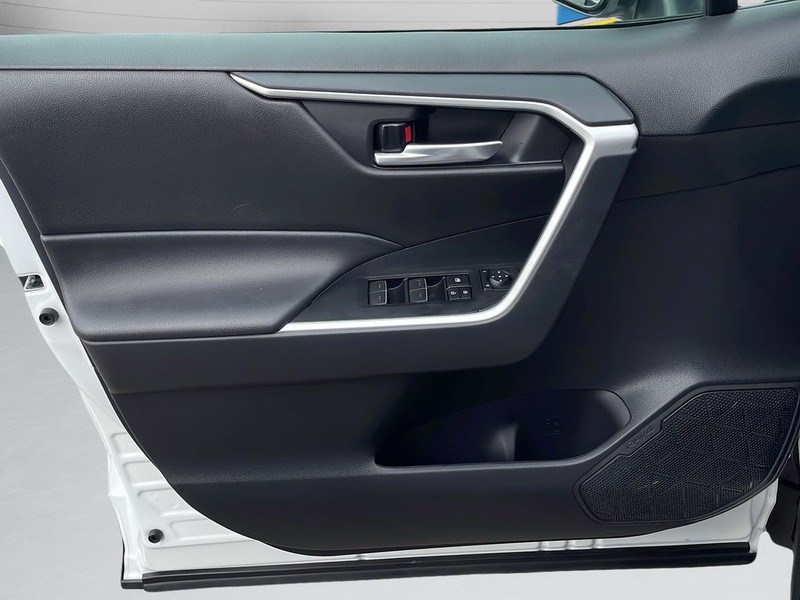Toyota RAV4 Vehicle Full-screen Gallery Image 11