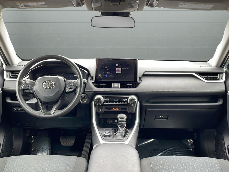 Toyota RAV4 Vehicle Full-screen Gallery Image 12