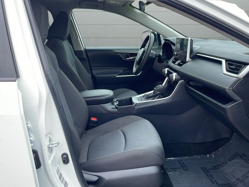 Toyota RAV4 Vehicle Full-screen Gallery Image 15