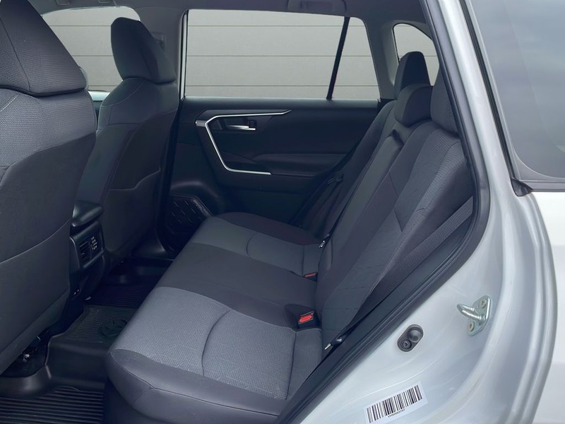 Toyota RAV4 Vehicle Full-screen Gallery Image 16