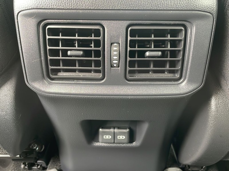 Toyota RAV4 Vehicle Full-screen Gallery Image 17