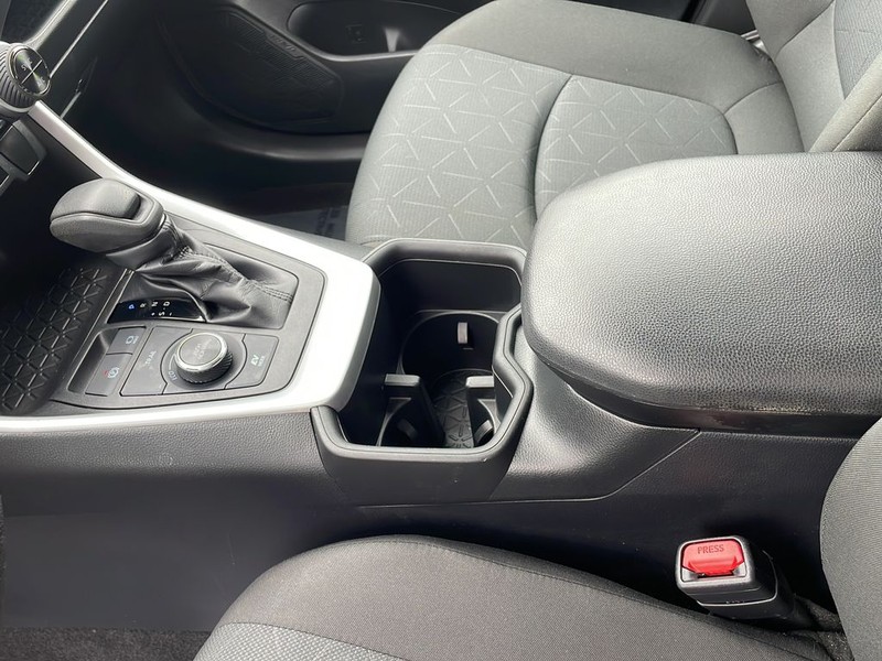 Toyota RAV4 Vehicle Full-screen Gallery Image 19