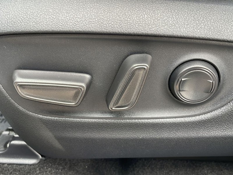 Toyota RAV4 Vehicle Full-screen Gallery Image 20