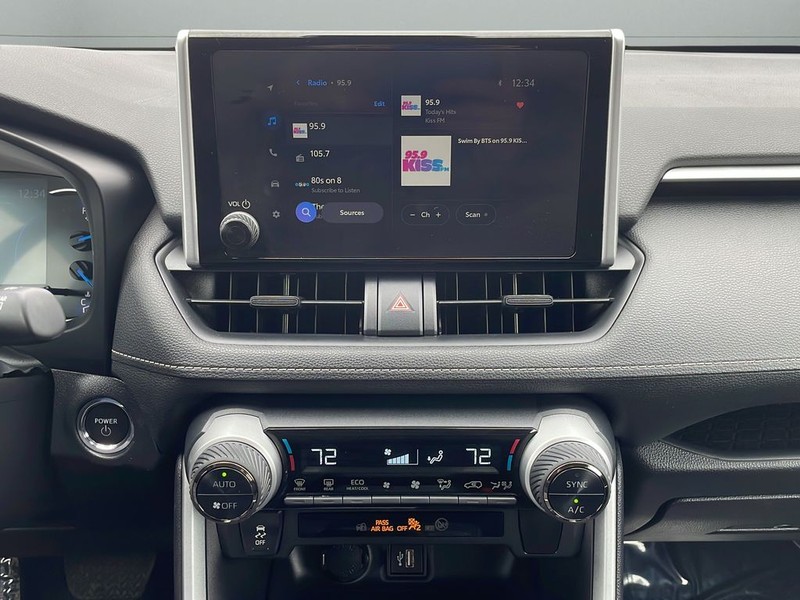 Toyota RAV4 Vehicle Full-screen Gallery Image 21