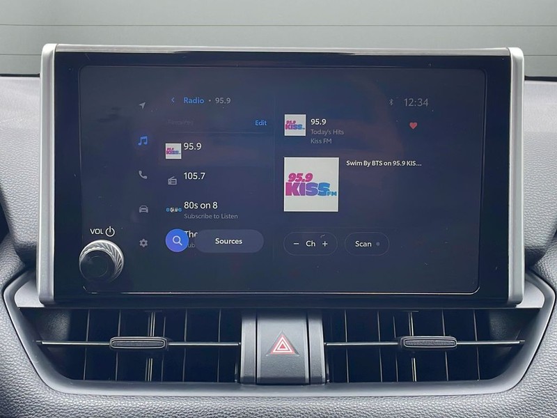 Toyota RAV4 Vehicle Full-screen Gallery Image 22