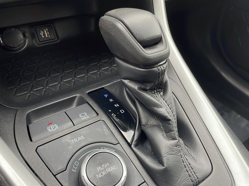 Toyota RAV4 Vehicle Full-screen Gallery Image 24