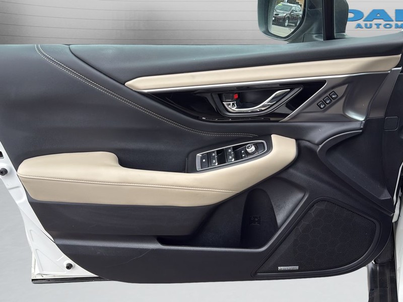 Subaru Outback Vehicle Full-screen Gallery Image 11