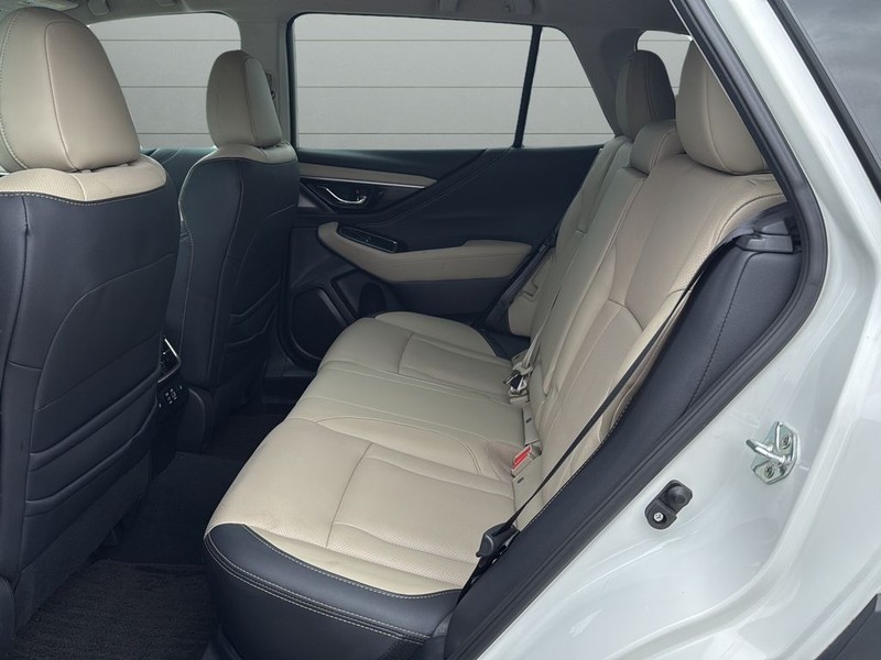 Subaru Outback Vehicle Full-screen Gallery Image 16