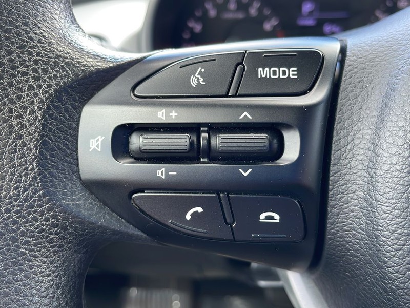 Kia Rio Vehicle Full-screen Gallery Image 9