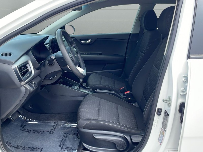 Kia Rio Vehicle Full-screen Gallery Image 10