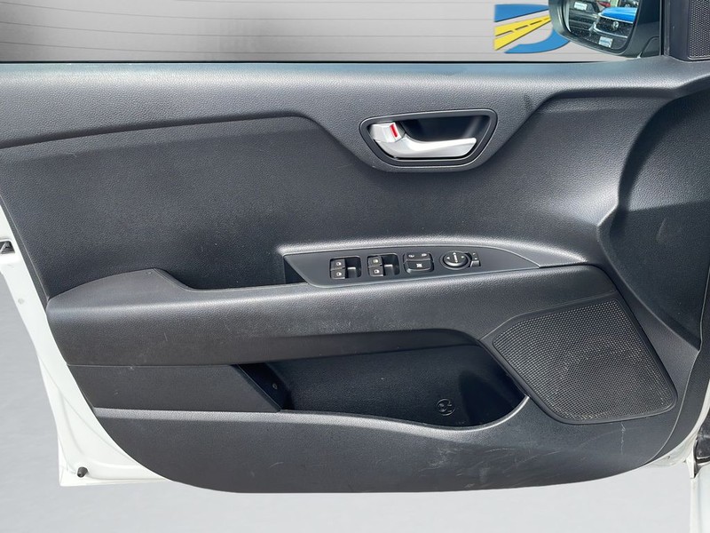 Kia Rio Vehicle Full-screen Gallery Image 11
