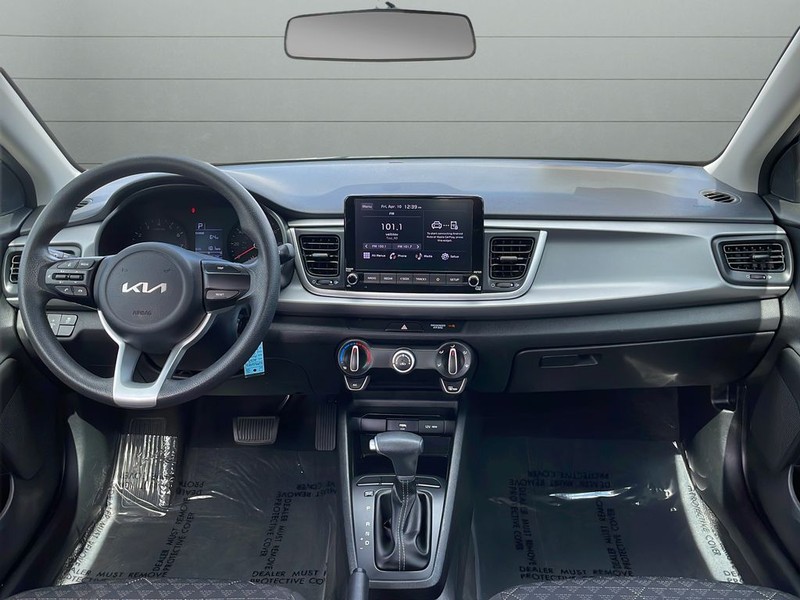 Kia Rio Vehicle Full-screen Gallery Image 12