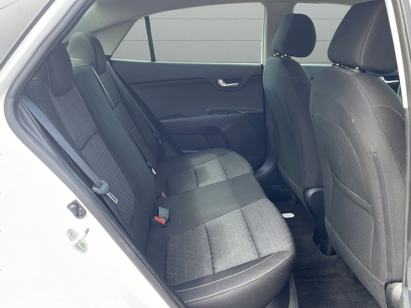 Kia Rio Vehicle Full-screen Gallery Image 14