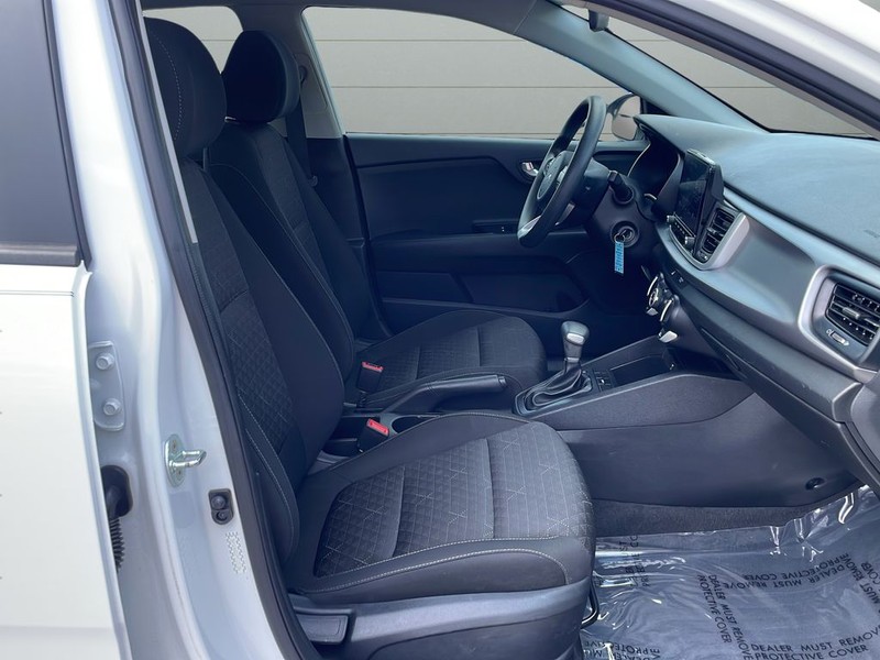 Kia Rio Vehicle Full-screen Gallery Image 15