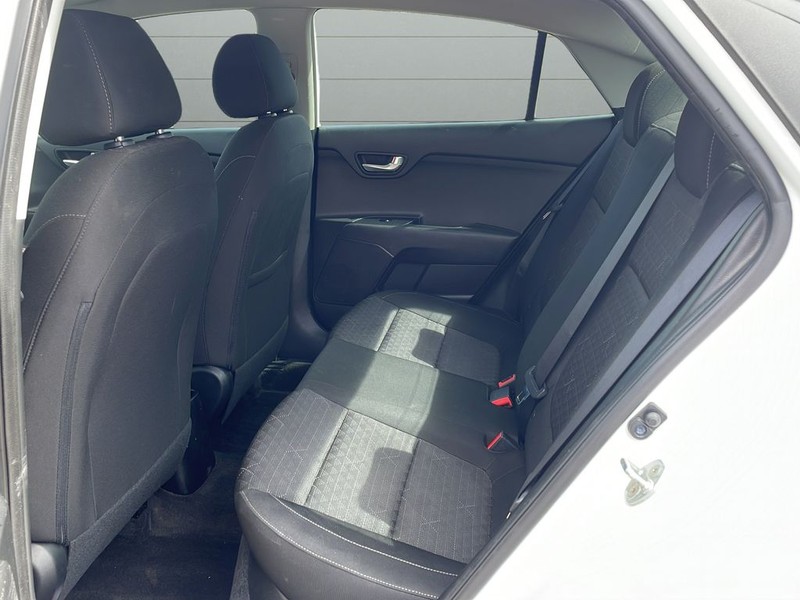 Kia Rio Vehicle Full-screen Gallery Image 16