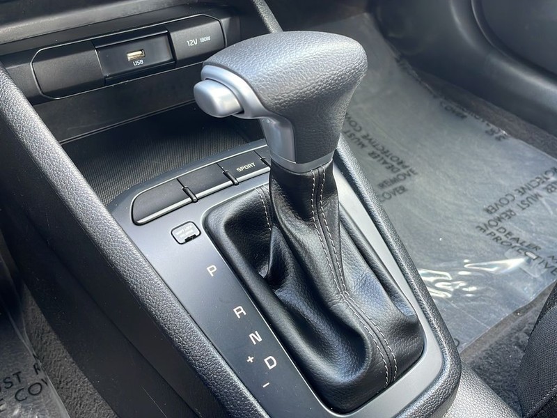 Kia Rio Vehicle Full-screen Gallery Image 22