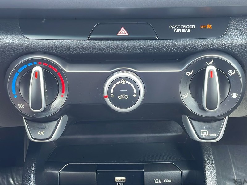 Kia Rio Vehicle Full-screen Gallery Image 23