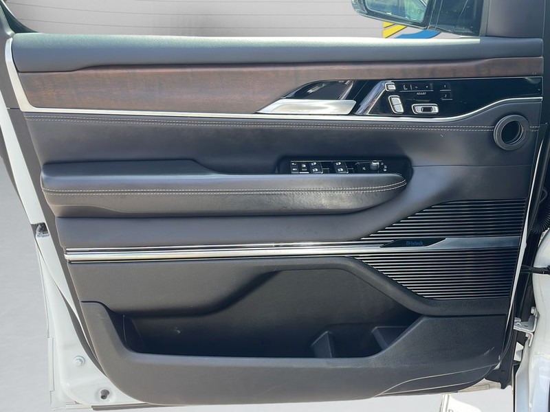 Jeep Grand Wagoneer Vehicle Full-screen Gallery Image 11