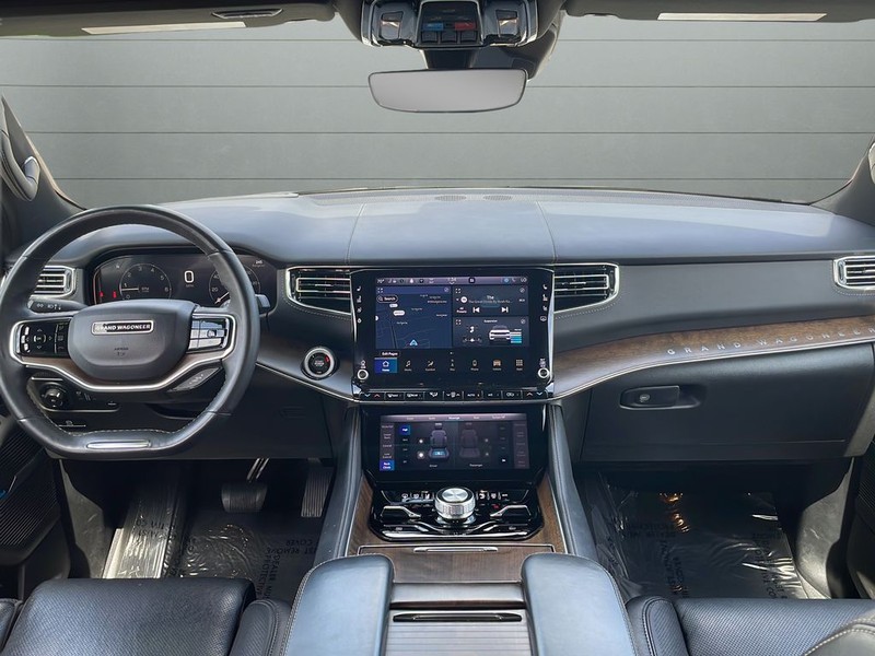 Jeep Grand Wagoneer Vehicle Full-screen Gallery Image 12
