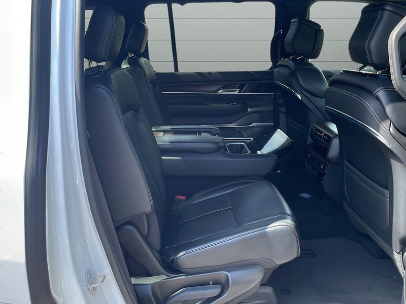 Jeep Grand Wagoneer Vehicle Full-screen Gallery Image 14