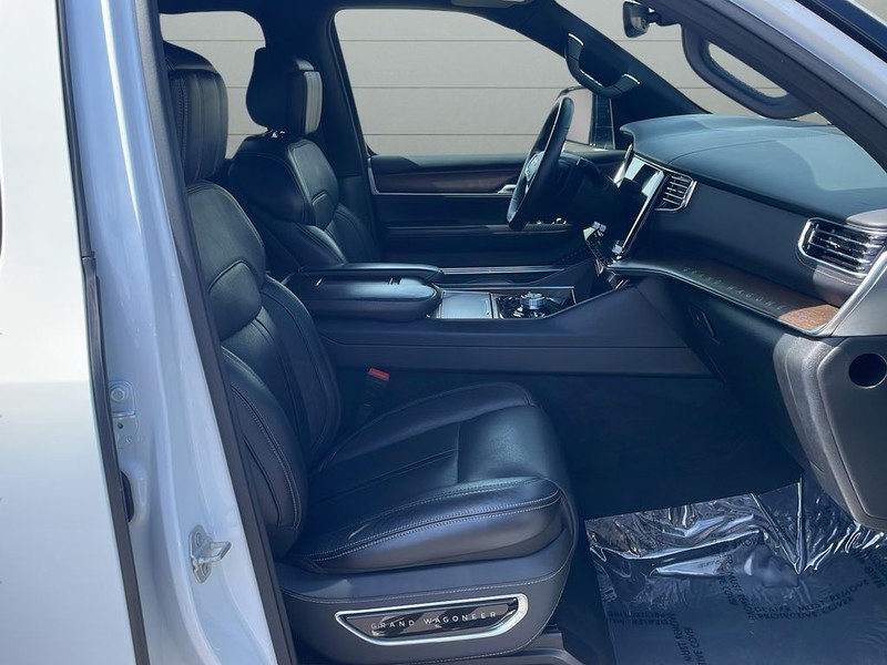 Jeep Grand Wagoneer Vehicle Full-screen Gallery Image 15