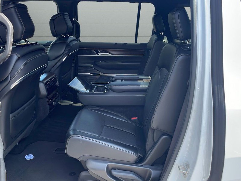 Jeep Grand Wagoneer Vehicle Full-screen Gallery Image 17