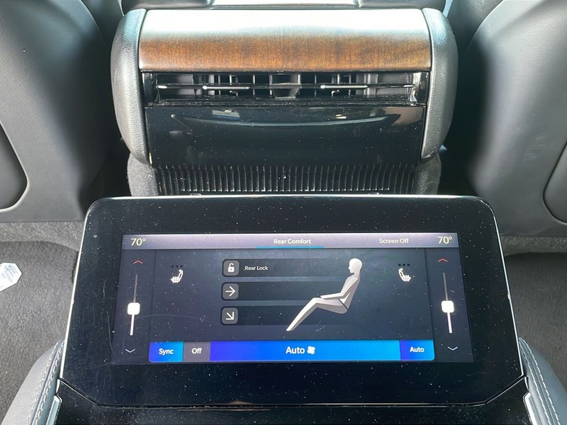 Jeep Grand Wagoneer Vehicle Full-screen Gallery Image 18
