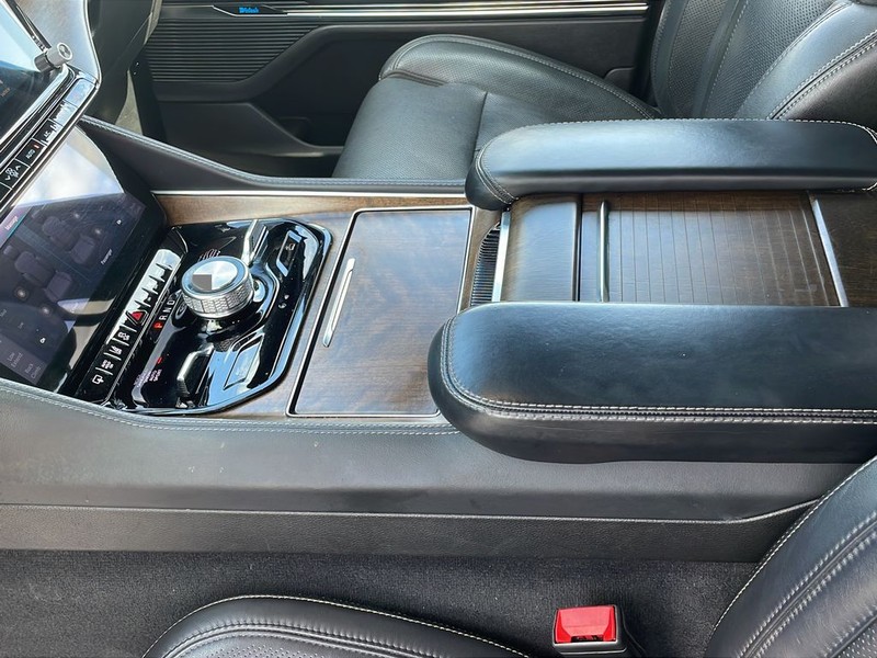Jeep Grand Wagoneer Vehicle Full-screen Gallery Image 20